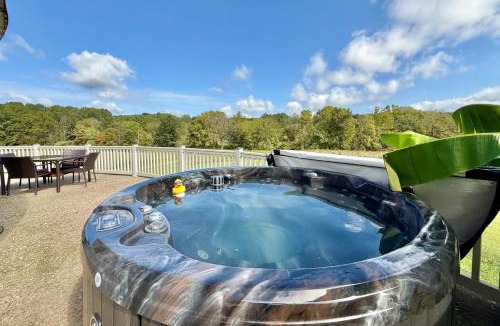 Hardin County House | Unique 1970s Round House w Hot Tub