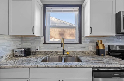 Drayton Plains House | Unique /Stylish W/HotTub 3-bedroom in Oak Park with AC, WiFi