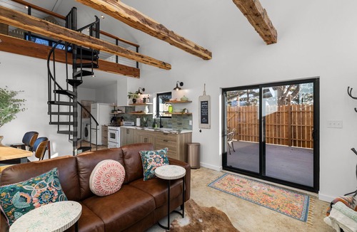 Bourbon House | Unique Tiny Home! Lakefront ~ BBQ Grill ~ Couple's Retreat