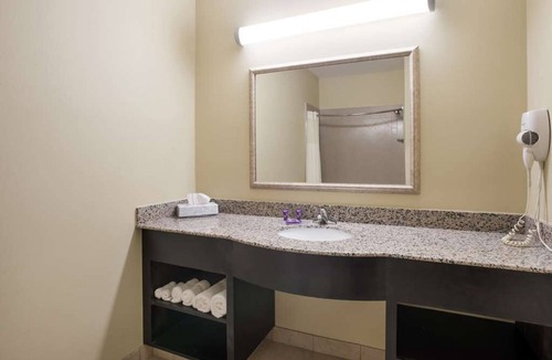 Saint Landry Hotel | Unwind at Knights Inn Bunkie! 2 Comfortable Units, Outdoor Pool, Free Bfast!