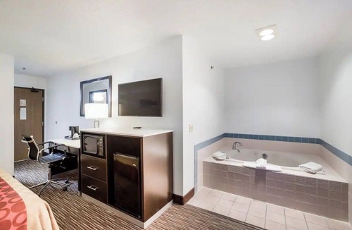 Charlotte Hotel | Unwind in a Modern Room w/Free Breakfast |Near Courthouse Square Museum - 1.2mi
