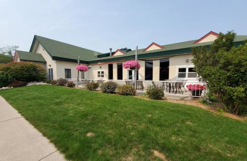 St Ignace Hotel | UP NORTH HOTEL formerly Voyager Inn