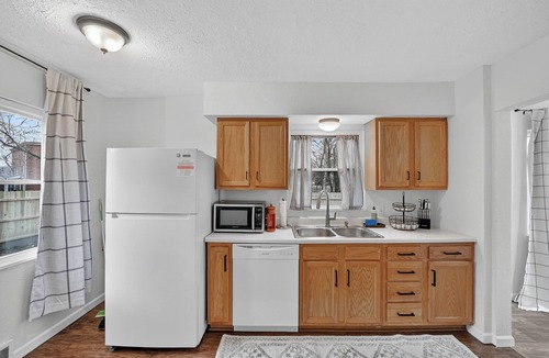 Ottawa House | Updated 3br- Fiber Wi-Fi by Toledo Hospital & UT!