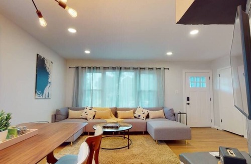 Drayton Plains House | Uptown Deco in Royal Oak/B · Uptown Deco in Royal Oak/Birmingham