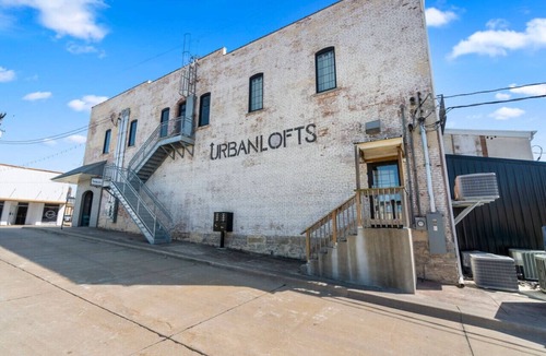 Perryville Apartment | Urban Loft #8 METALL · Downtown Urban Loft above Restaurants & Boutiques