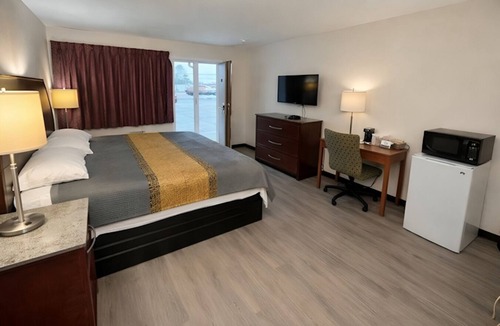 Greenville Hotel | Value King Room | Free Onsite Parking | Near Historic Downtown Greenville