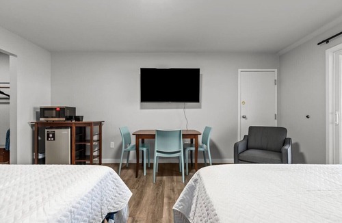 Elkhart Lake Resort | Victorian Inn #115 | 2 Queen Beds