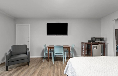 Elkhart Lake Resort | Victorian Inn #244 | King Bed