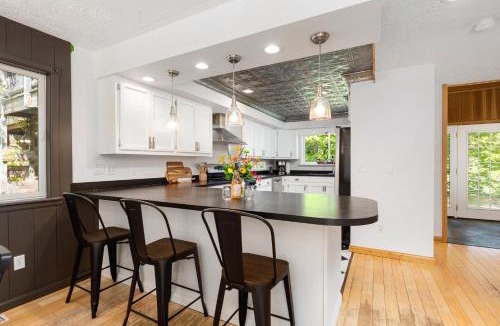 Traverse City House | Vineyard Haven AC Jacuzzi Sauna Private En Suite