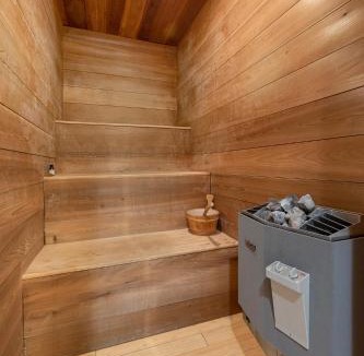 Traverse City House | Vineyard Haven AC Jacuzzi Sauna Private En Suite