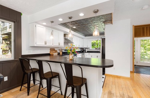 Traverse City House | Vineyard Haven | AC | Jacuzzi | Sauna | Private | En Suite |