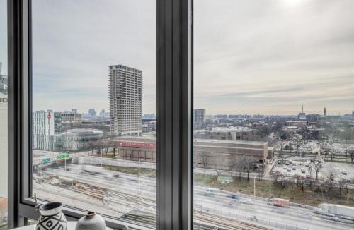 West Loop Apartment | W Loop 1BR w Pool Coworking Gym 1 block to L CHI-522