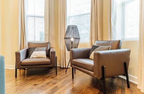 Uptown Apartment | W2 - ❤️ New and Clean! Big Apartment with Parking