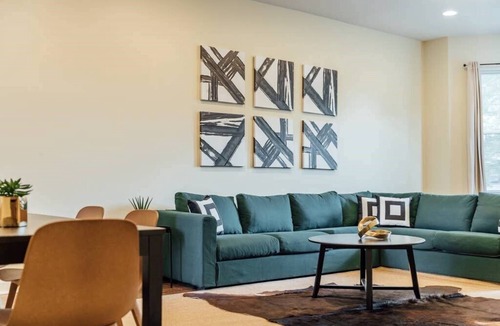 Uptown Apartment | W2 - ❤️ New and Clean! Big Apartment with Parking