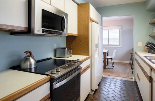 Beachwood-Bluffton House | Walk to Beach | Mid-Century Retreat | Pet Friendly
