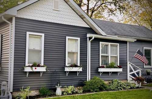 Three Oaks House | Walk to Journeyman & Downtown Three Oaks! 5 Star Hosts Fireplace, Yard, Sleeps 8