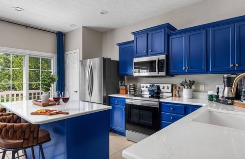Roseland House | Walk to ND/SMC - Redesigned Condo Sleeps 10