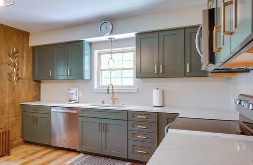 Thiensville Cottage | Walkable Thiensville Retreat Near Hiking!