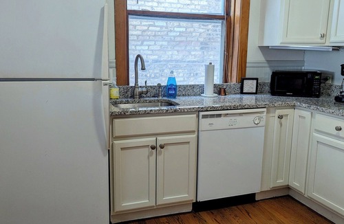 North Center Apartment | Warm Modern 2BR Walkable Roscoe Village