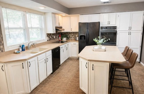 Nauvoo House | Warsaw Street Retreat - 8BR Nauvoo - Sleeps 24 - Ideal for Large Groups
