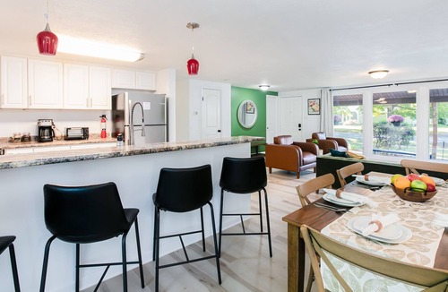 South Bend House | Waterfront Nature in the City—King Bed Fast Wi-Fi