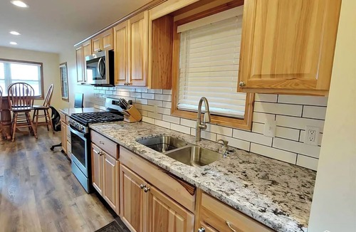 St. Helen House | Waterfront Nicely Remodeled. Dock. Fishing Kayaks. Peddle Boat. Fire pit. AC.
