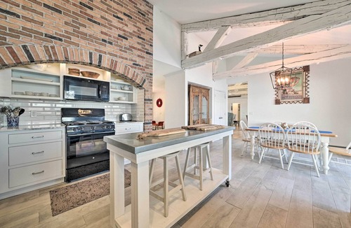 Suttons Bay House | Waterfront Suttons Bay: Wine Trail, Pickleball