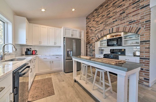Suttons Bay House | Waterfront Suttons Bay: Wine Trail, Pickleball