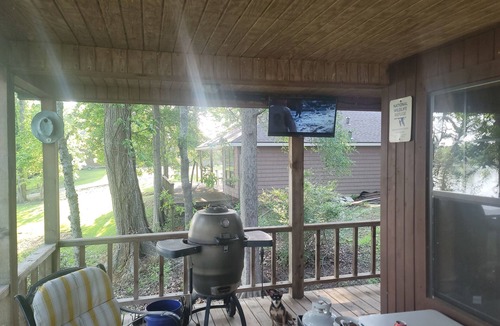 Acme Cottage | Weekend getaway at scenic Black River Lake with floating dock and boathouse.
