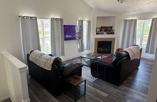 Roseland House | Welcoming 2-bedroom townhome in South Bend, short walk to Notre Dame!