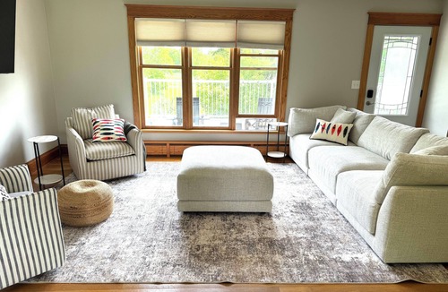 Farwell House | Welcoming 4-bedroom lake house ON THE GOLF COURSE with WiFi in Alexandria