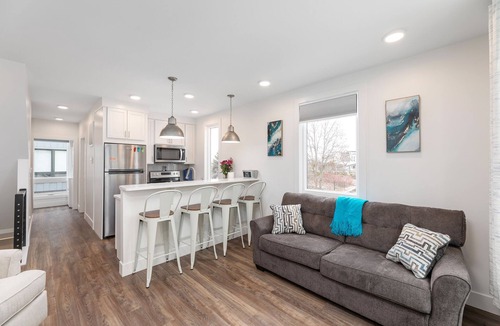 Traverse City Apartment | West Bay Hideaway | Downtown | AC | Beach | Rooftop Deck