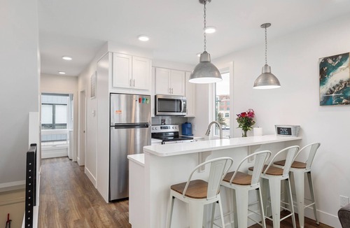 Traverse City Apartment | West Bay Hideaway | Downtown | AC | Beach | Rooftop Deck