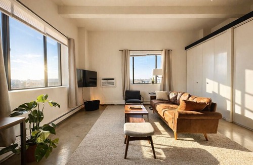 Westown Apartment | Westown Studio Apt Near Fiserv, Baird, and Theater District
