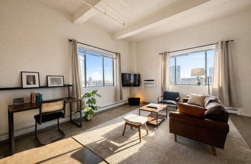 Westown Apartment | Westown Studio Apt Near Fiserv, Baird, and Theater District