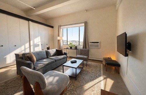 Westown Apartment | Westown Studio Apt Near Fiserv, Baird, and Theater District · Sleeps 4