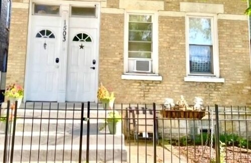 Noble Square Apartment | Wicker Park by Downtown and the Salt Shed Last Minute Special 159.00 August 9-14
