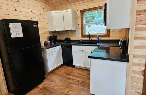 Pittsburg Cabin | Wildwood Cabins Secluded Lakeside Cabin w/High-End Private Hot Tub & Fire Pit