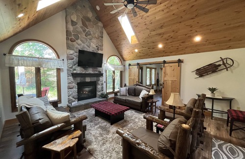 Thompsonville House | Willy T's Crystal Mountain Ski & Golf Cottage