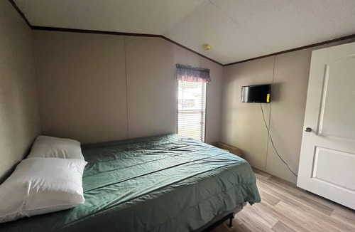Donaldsonville House | Wonderful 2-bedroom mobile home in Donaldsonville. Contractor Friendly.