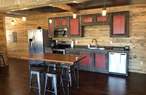 Stanton Cabin | YOU WILL LOVE THIS ONE!-SUPER CLEAN-KING BEDS-HOT TUB-VIEW-HI SPEED WIFI-BOOK IT