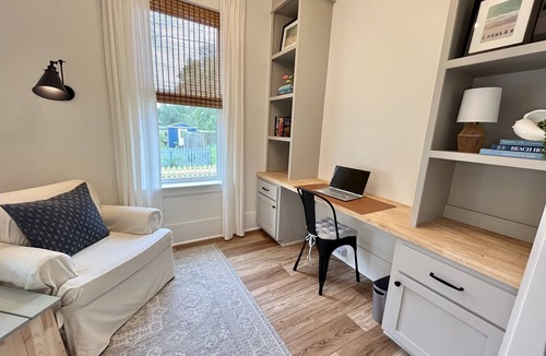 Bay St Louis House | You’ll FALL for fall in Bay St. Louis. You won’t want to “leaf”! Dog-friendly