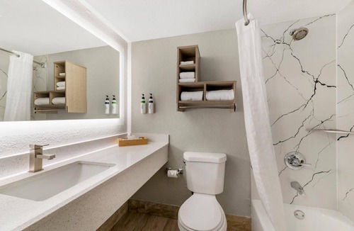 Kansas City Hotel | Your Relaxing Kansas City Retreat | Seasonal Pool | Worlds of Fun - 3.8 miles