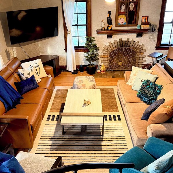 Art of the Ordinary a Colorful 5BR Retreat in Whitefish Bay