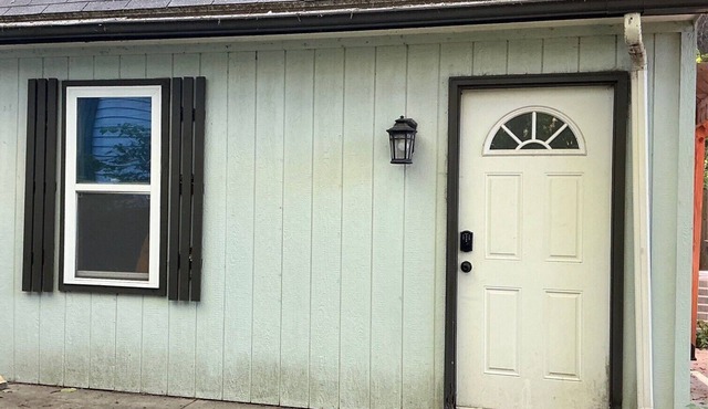 1-bedroom above garage apartment just a few blocks from downtown Overland Park