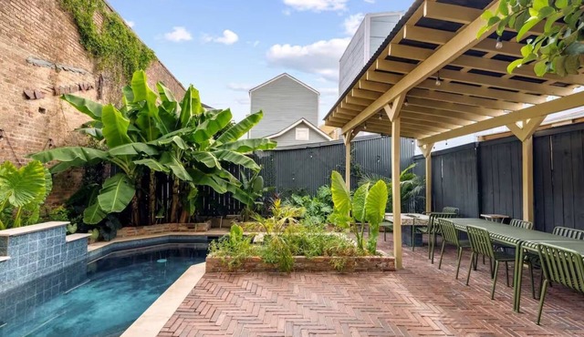 1 Block to Parade & St Charles, Heated Pool & Hot Tub, Walk to French Qtr