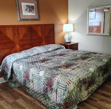 1 King Bed 1 Bath Apt with Full Kitchen 105