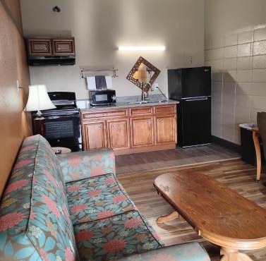 1 King Bed 1 Bath Apt with Full Kitchen 113