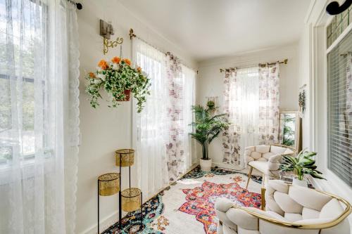 1 Mi to Dtwn Elgin: Dutch Colonial w/Lovely Patio