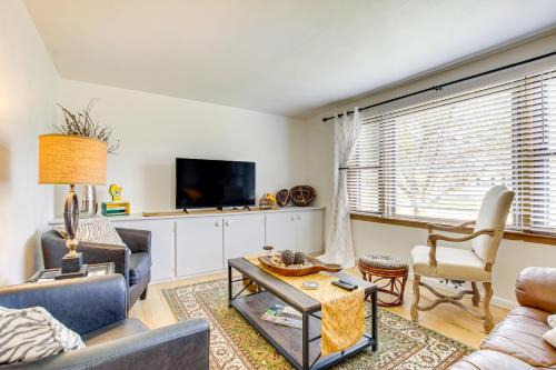 < 1 Mi to Lambeau Field: Green Bay Home w/Grill!